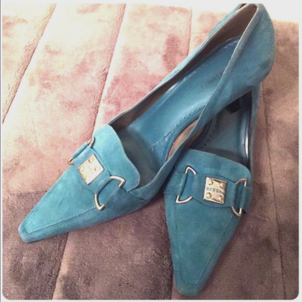 CLEAR OUT!💃BCBG Suede Kitten Heel Pumps